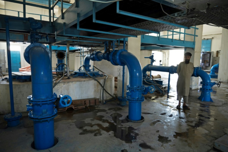 Un employé de l'entreprise publique de gestion de l'eau Uwass à la station de pompage d'eau de Bagrami, à la périphérie de Kaboul, le 23 avril 2025 en Afghanistan ( AFP / Wakil Kohsar )
