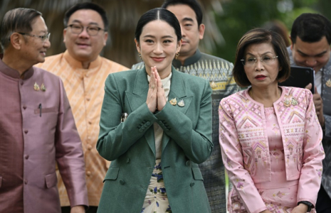 La Première ministre thaïlandaise Paetongtarn Shinawatra (C) arrive avec des membres de son cabinet avant une réunion à la Maison du gouvernement à Bangkok, le 1er juillet 2025 ( AFP / Lillian SUWANRUMPHA )