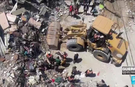Gaza : alors que les frappes se poursuivent, le déploiement des secouristes palestiniens est périlleux
