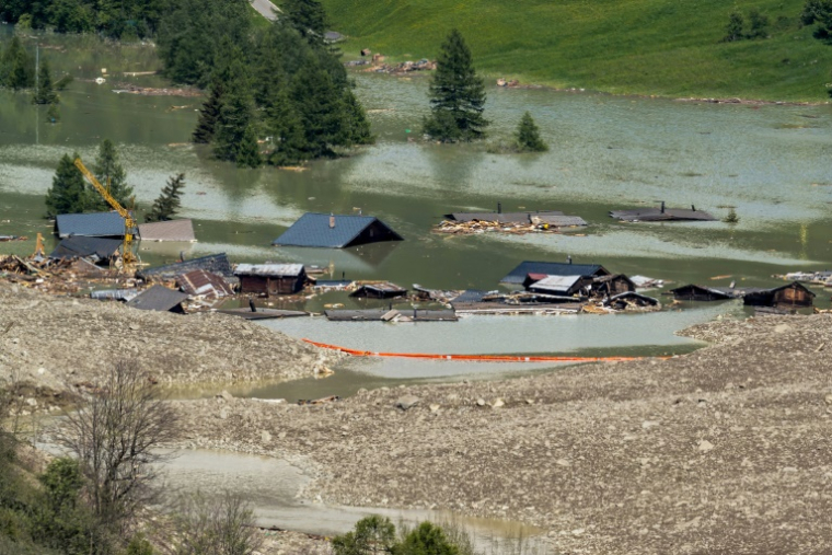Les restes du village de Blatten submergé par un lac artificiel, trois jours après l'effondrement du glacier du Birch et un glissement de terrain, le 31 mai 2025 dans les Alpes suisses ( AFP / Fabrice COFFRINI )