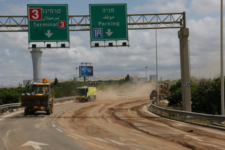 Les services d'urgence israéliens dégagent une route d'accès à l'aéroport de Tel-Aviv, le 4 mai 2025 ( AFP / Jack GUEZ )
