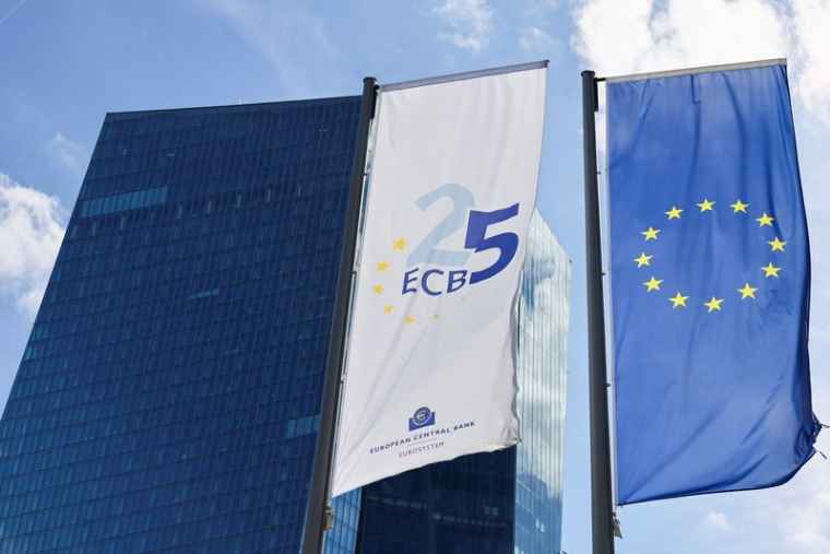 Une vue montre le drapeau de la Banque Centrale Européenne (BCE) à Francfort