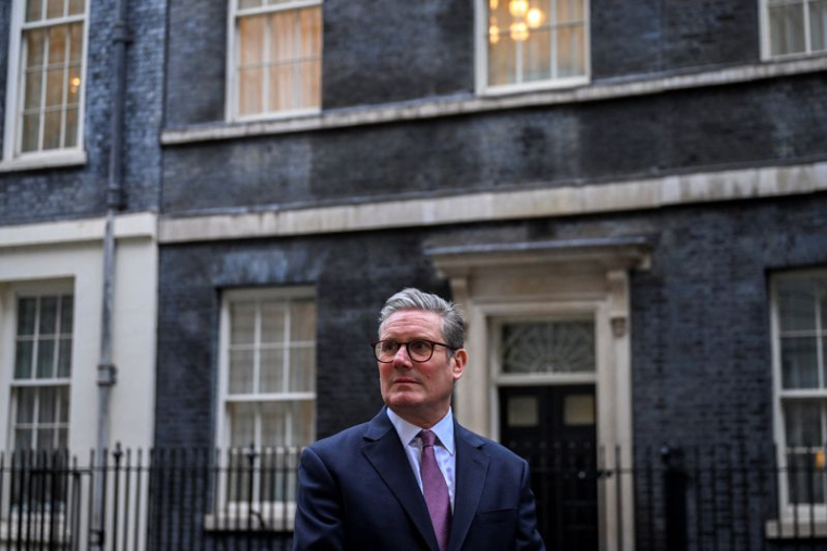 Le Premier ministre britannique Keir Starmer se tient à Downing Street