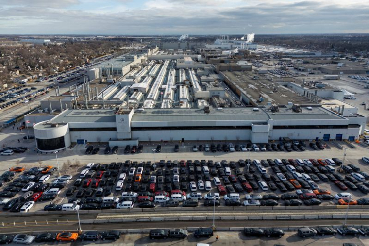 Vue aérienne par drone de l'usine d'assemblage Chrysler de Stellantis à Windsor
