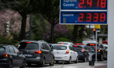 Les prix du gazole affichés dans une station-service à Toulouse, le 3 avril 2026 ( AFP / Lionel BONAVENTURE )