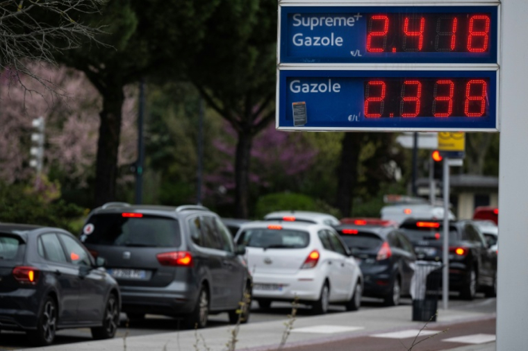 Les prix du gazole affichés dans une station-service à Toulouse, le 3 avril 2026 ( AFP / Lionel BONAVENTURE )