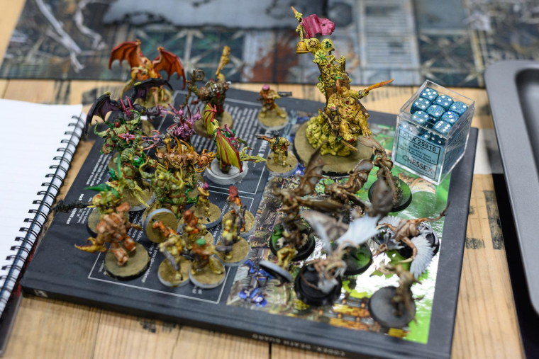 Des figurines du jeu Warhammer 40,000 exposées lors d'un tournoi à Northampton, au Royaume-Uni, le 27 février 2022. ( AFP / OLI SCARFF )