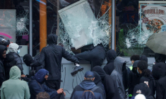 Des manifestants à Paris, le 17 octobre 2026. ( AFP / GEOFFROY VAN DER HASSELT )