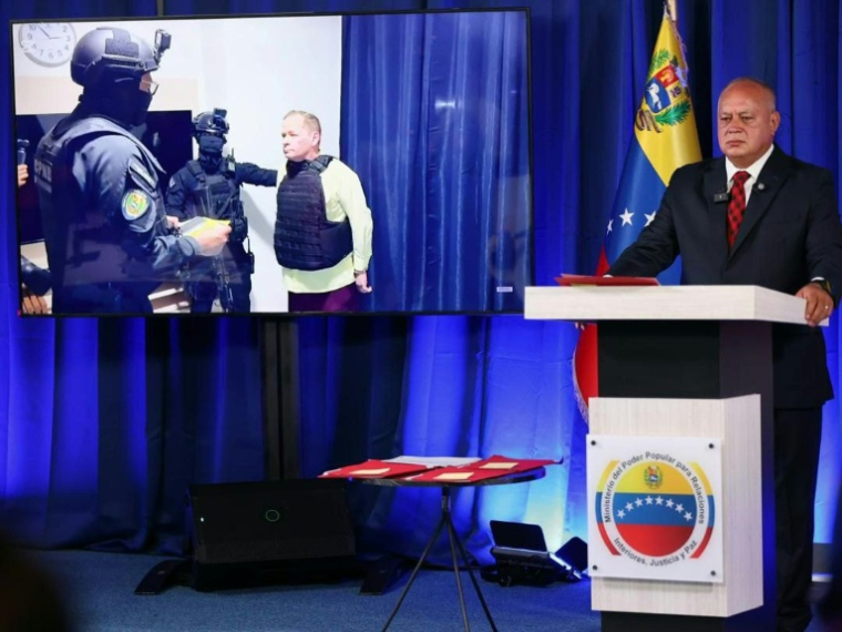 Photo diffusée par le ministère vénézuélien de l'Intérieur et de la Justice montrant le ministre de l'Intérieur Diosdado Cabello s'exprimant sur l'arrestation de Juan Pablo Guanipa, membre de l'opposition, lors d'une conférence de presse à Caracas, le 23 mai 2025 ( Ministère vénézuélien de l'Intérieur et de la Justice / Handout )