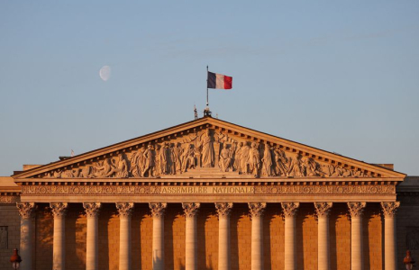 Un drapeau français flotte au-dessus de l'Assemblée nationale à Paris