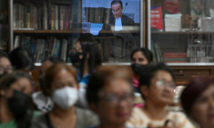 Des proches de victimes de la guerre contre la drogue de l'ancien président philippin Rodrigo Duterte regardent, depuis Quezon City, dans la métropole de Manille, la retransmission de l'audience à La Haye, le 26 février 2026 ( AFP / Jam STA ROSA )