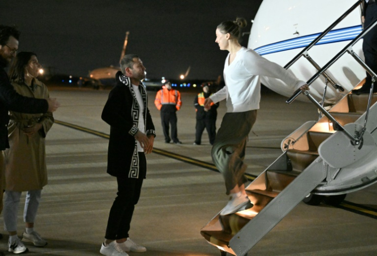 La Russo-Américaine Ksenia Karelina arrive le 10 avril 2025 à la base militaire américaine Andrews, près de Washington. ( AFP / ROBERTO SCHMIDT )