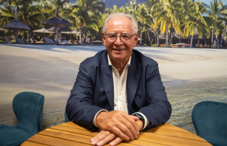 Photographié dans son bureau à Paris le 11 juin 2025, René-Marc Chikli, 76 ans, quitte la présidence du syndicat des tour-opérateurs français (Seto) qu'il occupait depuis 29 ans. ( AFP / EMMA DA SILVA )