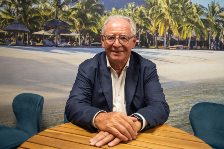 Photographié dans son bureau à Paris le 11 juin 2025, René-Marc Chikli, 76 ans, quitte la présidence du syndicat des tour-opérateurs français (Seto) qu'il occupait depuis 29 ans. ( AFP / EMMA DA SILVA )