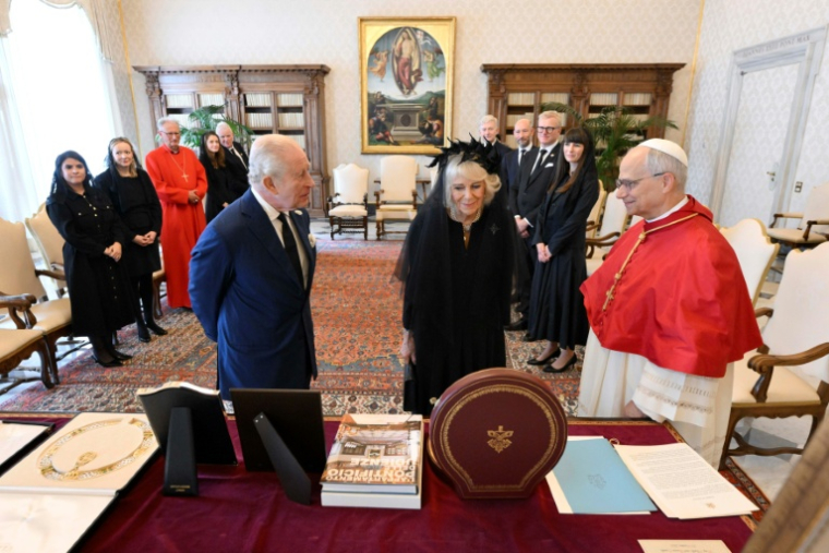 Photo diffusée le 23 octobre 2025 par les médias du Vatican montrant le pape Léon XIV échangeant des cadeaux avec le roi Charles III et la reine Camilla lors de leur visite d'État au Vatican ( VATICAN MEDIA / Handout )