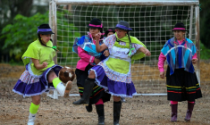 Des particpantes au tournoi annuel de football féminin "Botte, poncho et chapeau" à Jenesano, le 18 août 2025 en Colombie ( AFP / Luis ACOSTA )
