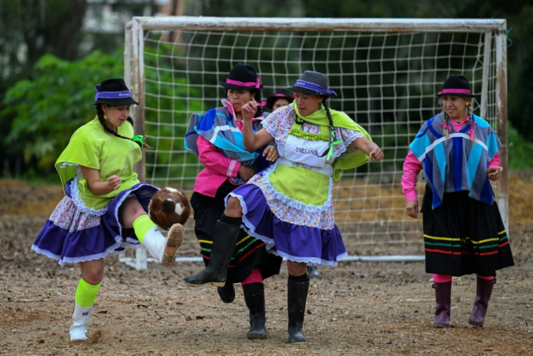 Des particpantes au tournoi annuel de football féminin "Botte, poncho et chapeau" à Jenesano, le 18 août 2025 en Colombie ( AFP / Luis ACOSTA )