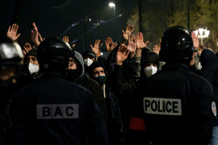 Des policiers font face à des manifestants lors d'un rassemblement organisé par "l'Assemblée générale antifasciste de Nantes", le 18 février 2026 à Nantes ( AFP / Sebastien Salom-Gomis )