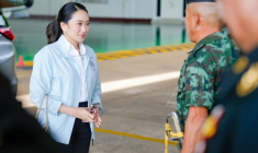 Photo prise et diffusée par le gouvernement royal thaïlandais, le 20 juin 2025, de la Première ministre thaïlandaise Paetongtarn Shinawatra (g) quittant Bangkok, avant une visite à la 2e division d'infanterie de l'armée royale thaïlandaise à Ubon Ratchathani ( Gouvernement royal thaïlandais / Handout )