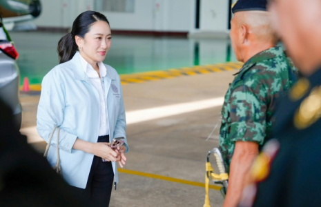 Photo prise et diffusée par le gouvernement royal thaïlandais, le 20 juin 2025, de la Première ministre thaïlandaise Paetongtarn Shinawatra (g) quittant Bangkok, avant une visite à la 2e division d'infanterie de l'armée royale thaïlandaise à Ubon Ratchathani ( Gouvernement royal thaïlandais / Handout )