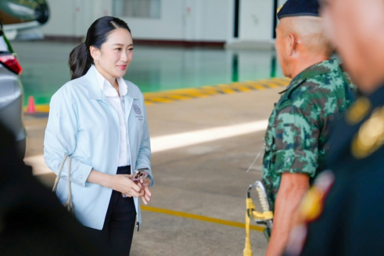 Photo prise et diffusée par le gouvernement royal thaïlandais, le 20 juin 2025, de la Première ministre thaïlandaise Paetongtarn Shinawatra (g) quittant Bangkok, avant une visite à la 2e division d'infanterie de l'armée royale thaïlandaise à Ubon Ratchathani ( Gouvernement royal thaïlandais / Handout )