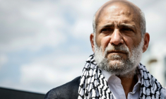 Le militant palestinien Ramy Shaath devant le tribunal de Nanterre, le 21 mai 2026 ( AFP / SIMON WOHLFAHRT )