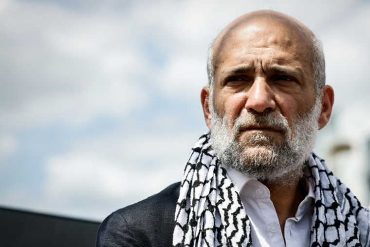 Le militant palestinien Ramy Shaath , menacé d'expulsion, devant le tribunal de Nanterre, le 21 mai 2026 dans les Hauts-de-Seine ( AFP / SIMON WOHLFAHRT )