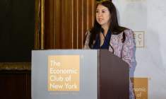 Adriana Kugler, membre du Conseil des gouverneurs de la Réserve fédérale, prend la parole à New York
