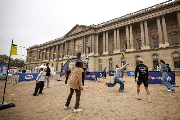 Des participants à un match de Volley à Paris dans le cadre de la première Fête du sport, avec plus de 5.000 événements dans toute la France, le 14 septembre 2025 ( AFP / Anne-Christine POUJOULAT )