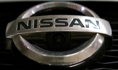 Photo d'archives du logo Nissan sur une voiture à Moscou, en Russie.