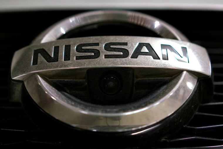Photo d'archives du logo Nissan sur une voiture à Moscou, en Russie.