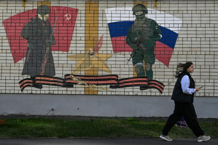 Une fresque représentant un soldat soviétique et un soldat russe, à Tambov, en Russie, le 9 septembre 2026 ( AFP / Igor IVANKO )