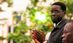 Le président sénégalais Bassirou Diomaye Faye applaudit depuis le toit ouvrant de son véhicule à l'issue d'une cérémonie de lancement de Kiiraay, son nouveau parti, dans le quartier des Almadies à Dakar, le 25 juillet 2026 ( AFP / SEYLLOU )
