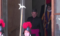 Le président français Macron quitte le Vatican après avoir rencontré le pape Léon XIV