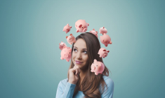 (Crédits photo : Adobe Stock - Femme réfléchissant à ses bonnes résolutions pour de meilleures finances en 2024)