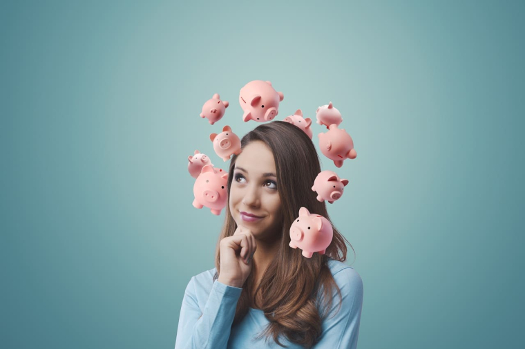 (Crédits photo : Adobe Stock - Femme réfléchissant à ses bonnes résolutions pour de meilleures finances en 2024)