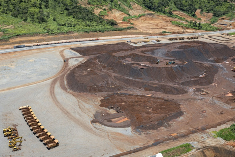 Vue aérienne des stocks de minerai de fer du complexe minier de SimFer dans la chaîne de montagnes de Simandou, dans la région de Nzérékoré, le 2 septembre 2025 en Guinée ( AFP / PATRICK MEINHARDT )