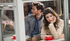 Lors d’une séparation, l’un des deux conjoints peut conserver le compte-joint, l’autre rend sa carte bancaire et son chéquier associés.