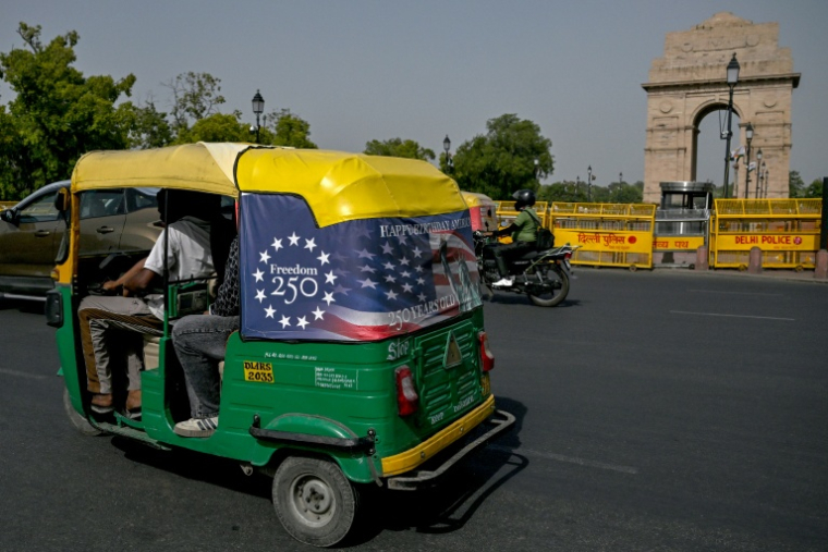 Un triporteur avec une capote sponsorisée pour le 250e anniversaire de l'indépendance américaine, dans les rues de New Delhi le 21 mai 2026 ( AFP / Arun SANKAR )