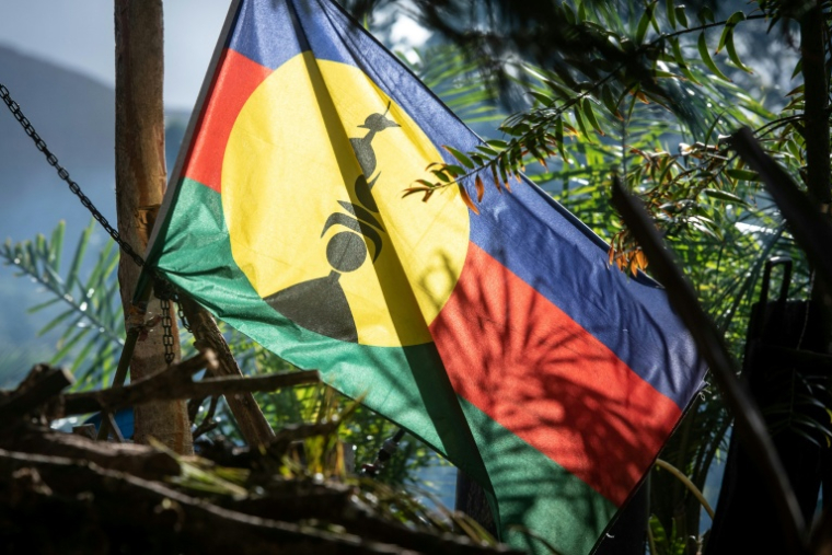 Le drapeau kanak lors de la première assemblée générale de la CCAT (Cellule de Coordination des Actions de Terrain) à Bourail, le 14 juin 2024 en Nouvelle-Calédonie ( AFP / Delphine MAYEUR )