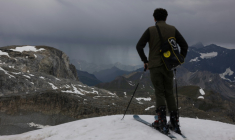 Un skieur regarde le paysage depuis le sommet d'une piste rouge, le 11 juillet 2026 à Tignes, en Savoie ( AFP / Alex MARTIN )