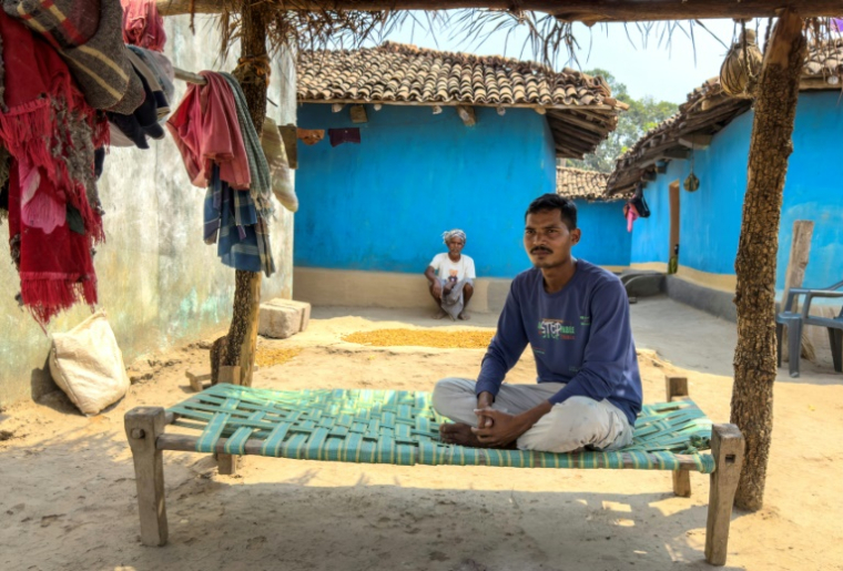 Dinesh Teta, frère de Suresh abattu en 2024 par les paramilitaires qui le soupçonnaient d'être maoïste, à Marda, dans le district de Bastar de l'Etat de Chhattisgarh, le 14 mars 2025 dans le centre de l'Inde ( AFP / Jalees ANDRABI )