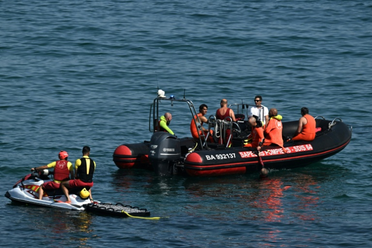 Des sauveteurs à la recherche d'un homme porté disparu après l'effondrement d'une falaise, à Biarritz, le 25 juin 2026 ( AFP / Philippe Lopez )