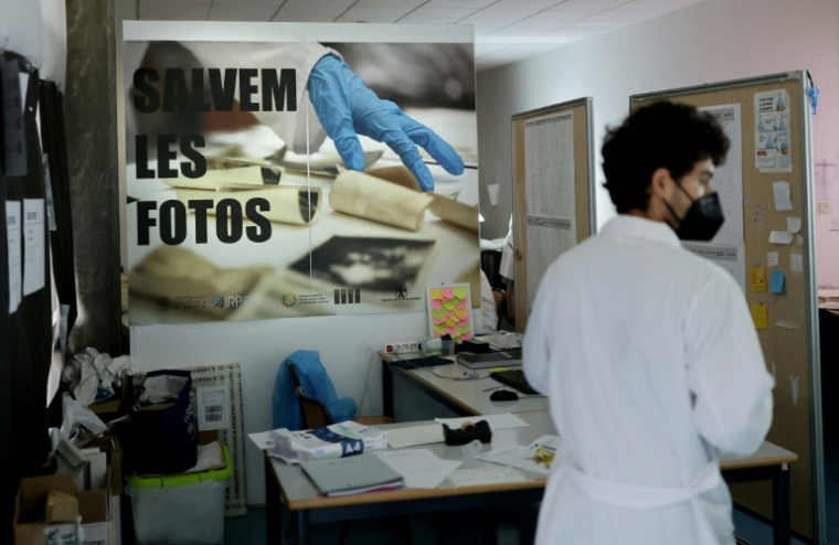Une affiche "Salvem les fotos" ("Sauvons les photos") à l'Université des Beaux-Arts de Valence, le 2 octobre 2025 en Espagne ( AFP / Thomas COEX )
