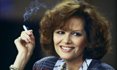 Photo prise le 17 mars 1987 à Paris de l'actrice italienne Claudia Cardinale, lors de la présentation du film « La Storia » du réalisateur italien Luigi Comencini ( AFP / GEORGES BENDRIHEM )