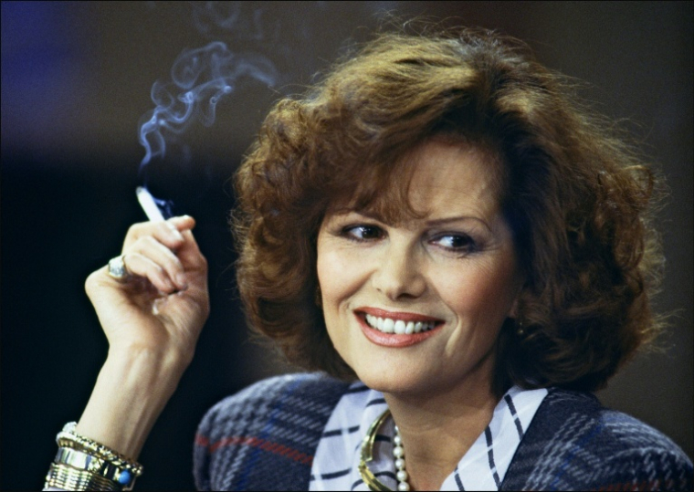 Photo prise le 17 mars 1987 à Paris de l'actrice italienne Claudia Cardinale, lors de la présentation du film « La Storia » du réalisateur italien Luigi Comencini ( AFP / GEORGES BENDRIHEM )