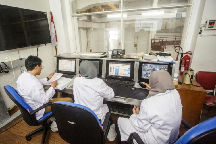 Des techniciens vérifient des écrans de contrôle du système d'exploitation nucléaire Kartini à Yogyakarta, en Indonésie, le 22 mai 2025 ( AFP / DEVI RAHMAN )