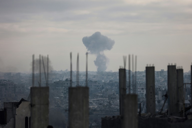 Un panache de fumée s'élève à la suite d'une frappe israélienne dans la ville dévastée de Gaza, le 29 octobre 2025 ( AFP / Omar AL-QATTAA )