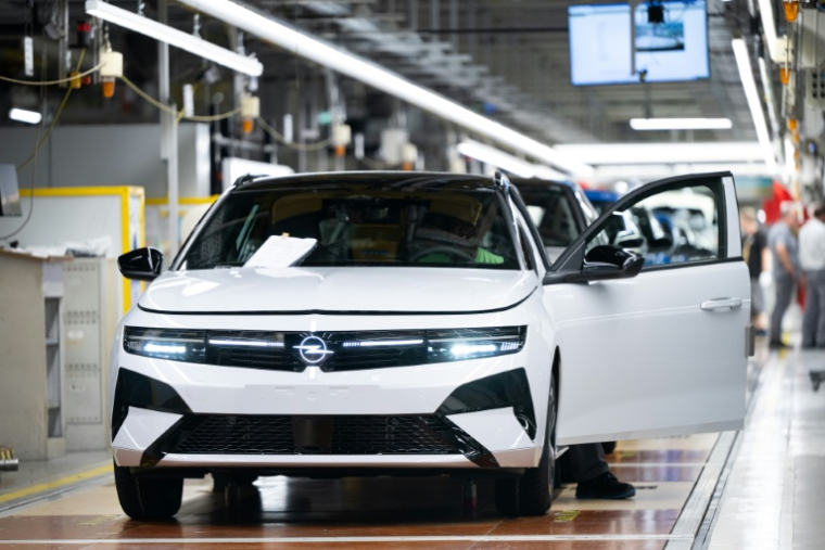 Un employé fait des vérifications sur le modèle phare de la marque automobile Opel, l'Astra, dans l'usine de l'entreprise située à Rüsselsheim, dans l'ouest de l'Allemagne, le 30 juin 2026. ( AFP / Florian WIEGAND )