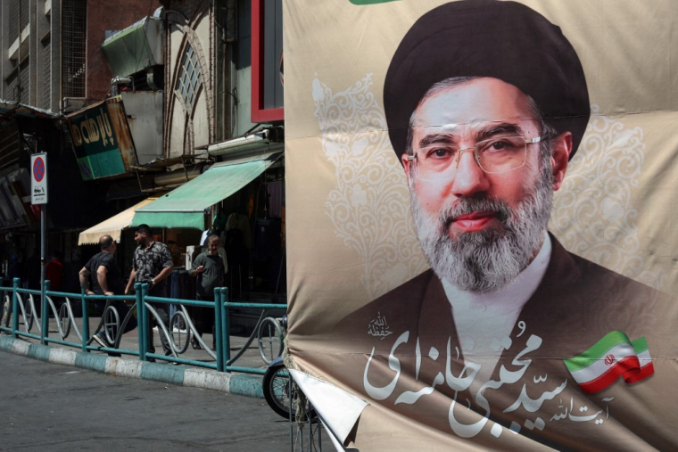 Affiche du guide suprême iranien Mojtaba Khamenei à Téhéran, en Iran, le 24 avril 2026. ( AFP / - )